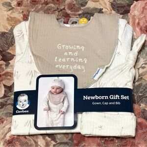 NWT Gerber 3-Piece White/Tan
Moon Set; Gown, Cap & Bib Baby Set Size 0-6 Month